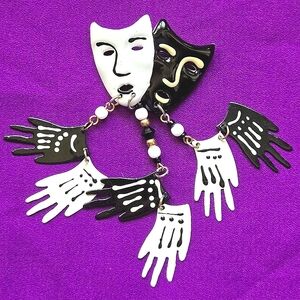 VTG Enameled Black & White Theater Drama Masks Brooch w Dangling Jazz Hands